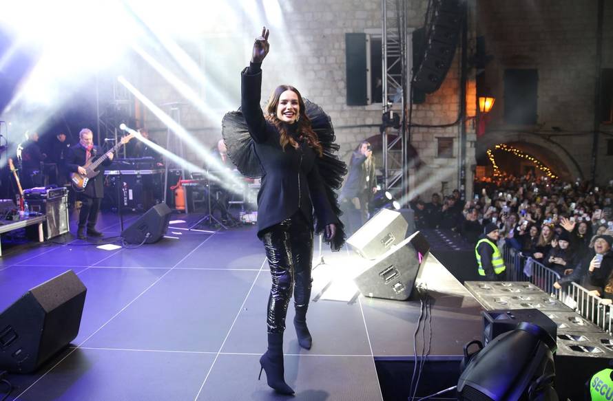 Severina je u raskošnom outfitu dočekala 2024.: 'Sretna sam jer sam ovdje zajedno sa sinom...'