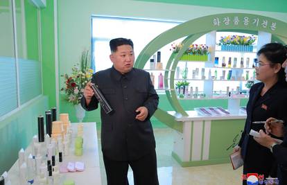 Kim Jong se odmara od raketa pa obilazi tvornicu kozmetike
