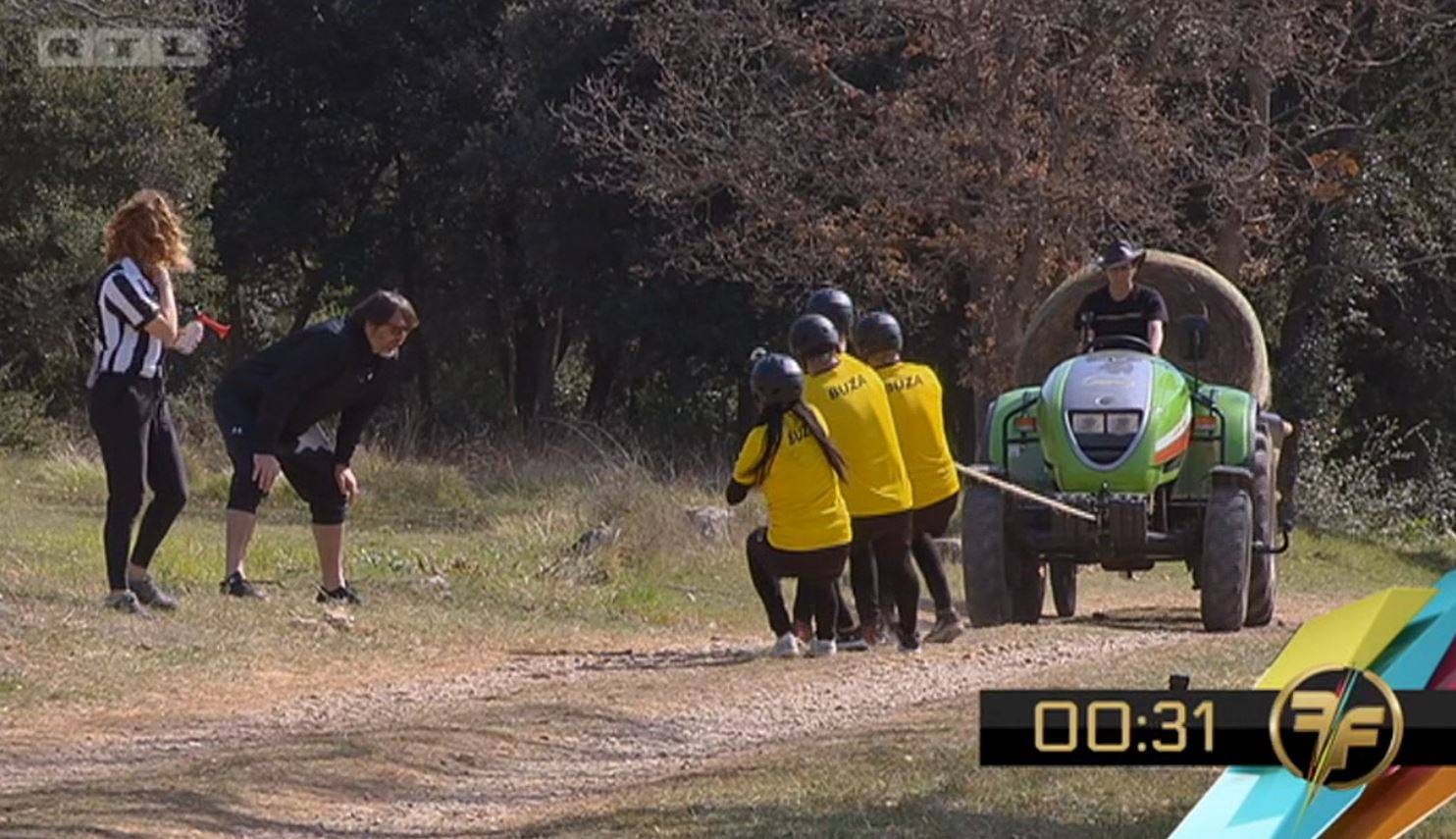 Obitelji trebaju raditi  timski i povući traktor težak 1600 kg