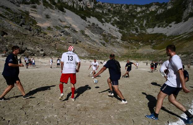 ARHIVA: Utakmica na dnu isušenog Modrog jezera koje danas doseže rekordan vodostaj