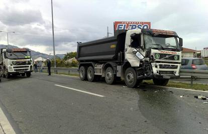 Na državnoj cesti sudarila se tri kamiona i jedan Opel 