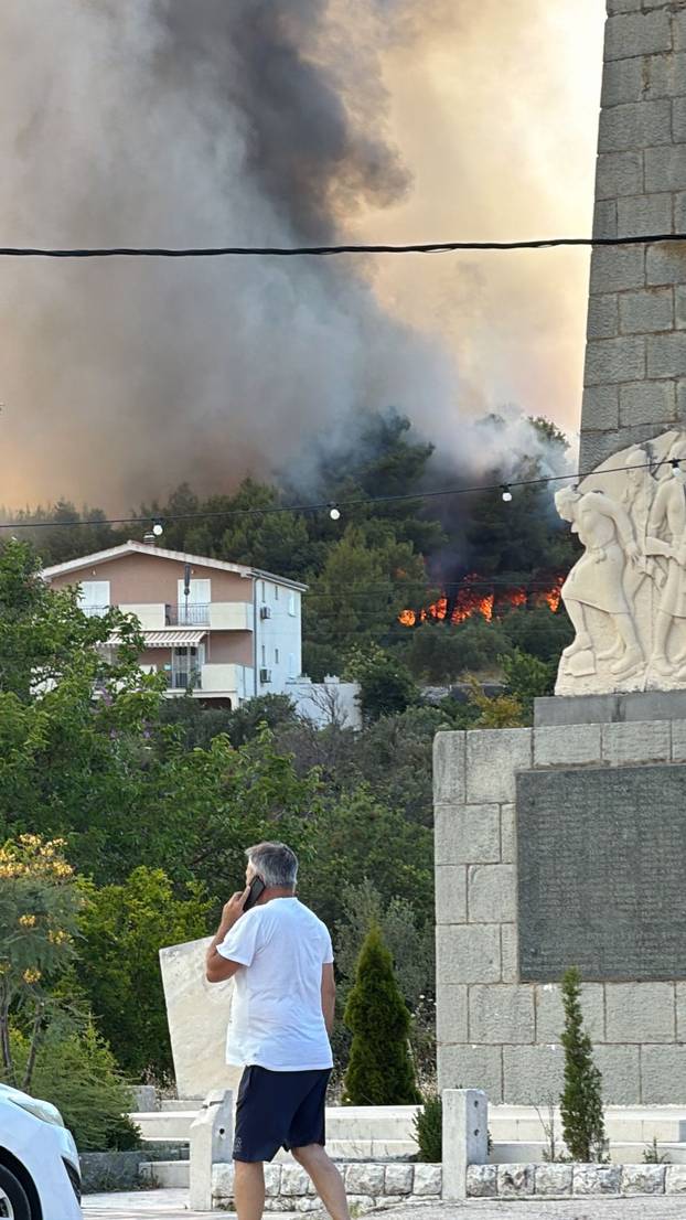 BUKTINJA U VINIŠĆU Vatrogasci spasili kuće od požara. Nebo kod Trogira prekrio je gusti dim