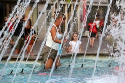 Rijeka: U sklopu Tranzit festivala održana radionica "Glasan šapat" na Jadranskom trgu