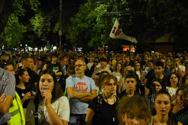Niš: Ispred Osnovnog suda održan je prosvjed podrške pod nazivom "Svi smo mi Nikolina"