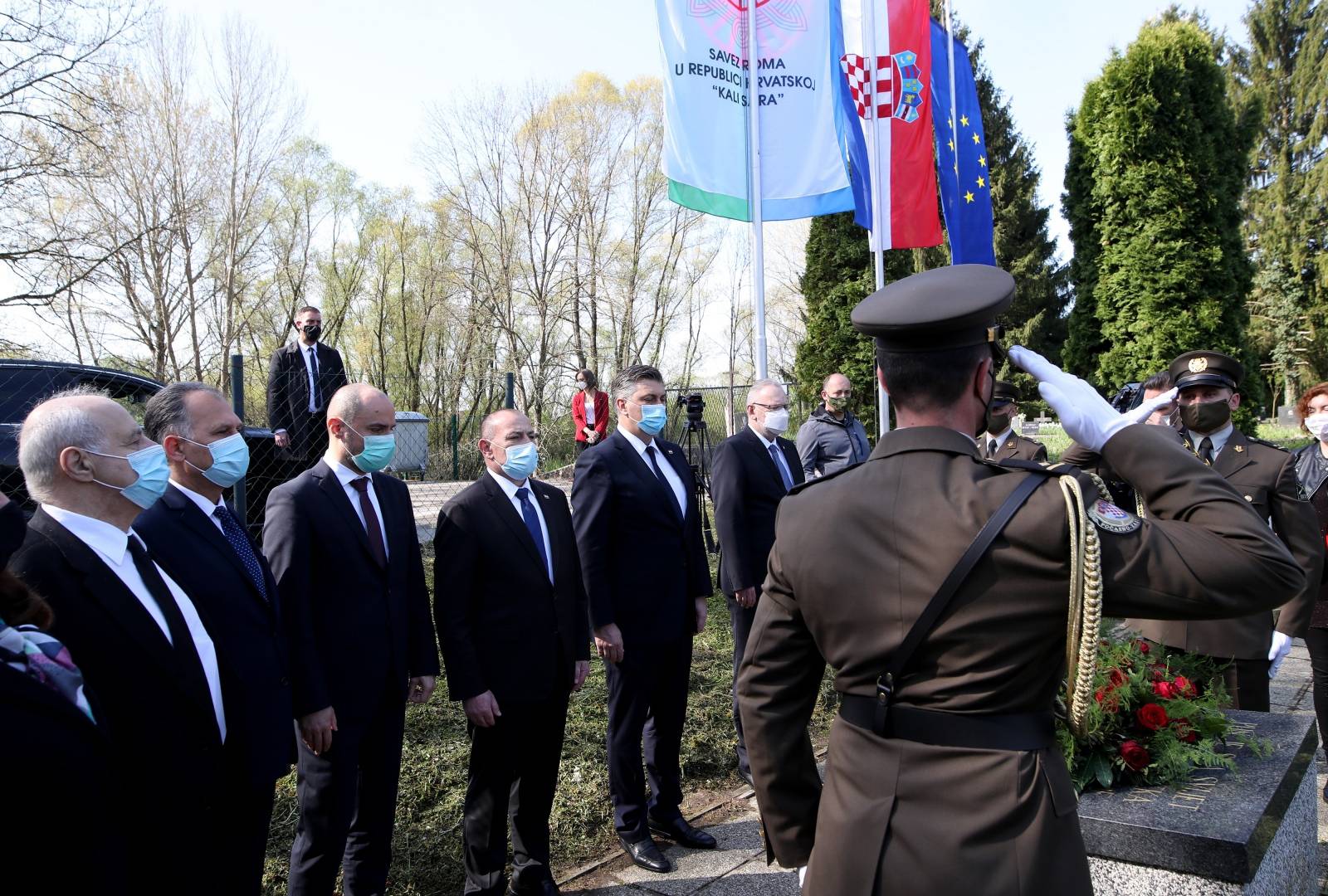 Andrej Plenković uz Veljka Kajtazija posjetio Romski Memorijalni centar Uštica