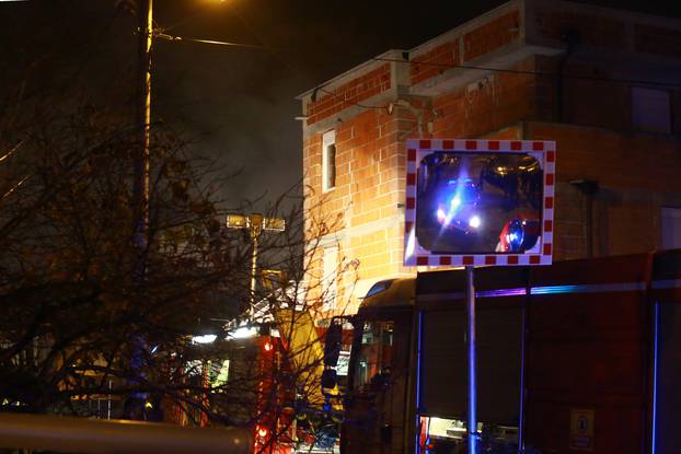 Zagreb: Vatrogasci uspjeli ugasiti poÅ¾ar na dvije obiteljske kuÄe