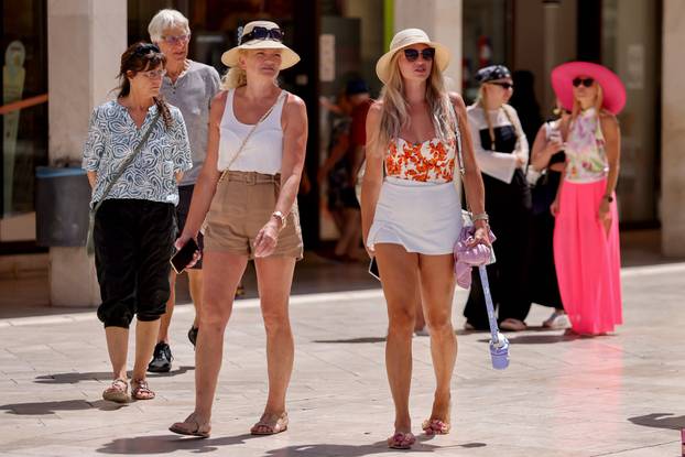 Zadar: Visoke temperature u Zadru, građani potražili osvježenje na plaži