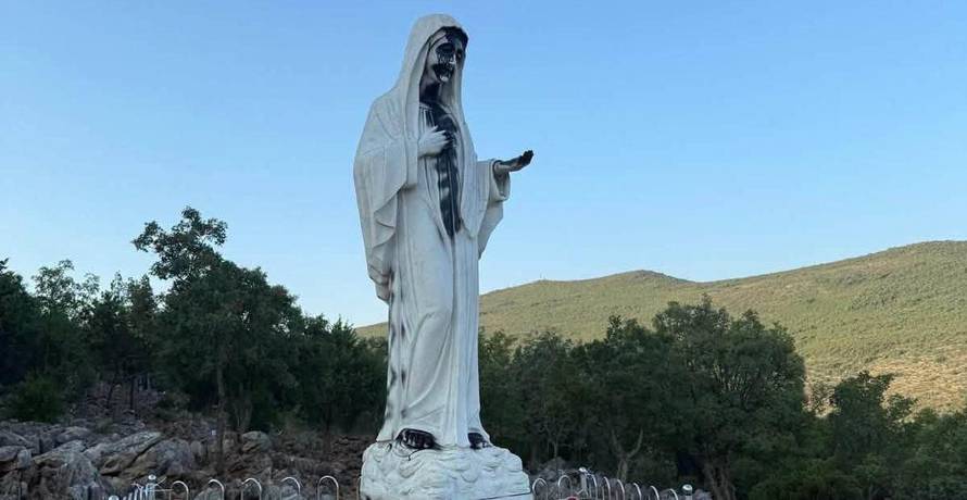 Poruka na poljskom, citiranje Biblije, evo što su pisali vandali koji su oštetili Gospin kip