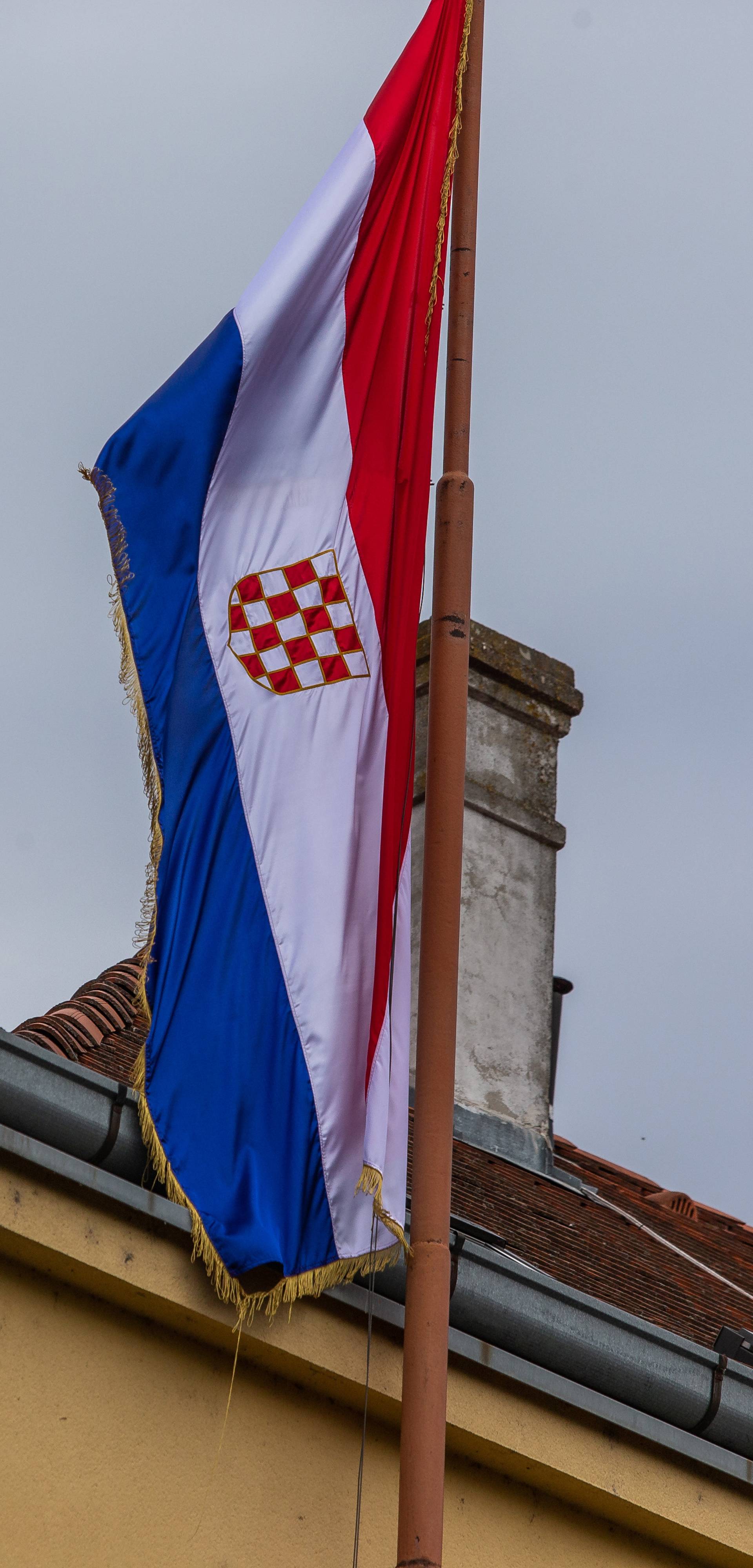 Osijek: Hrvatska zastava s prvim bijelim poljem na zgradi u kojoj živi Branimir Glavaš