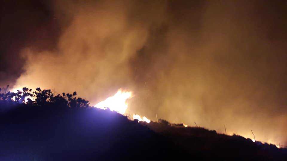Gori jug Hvara, bura otežava vatrogascima gašenje vatre