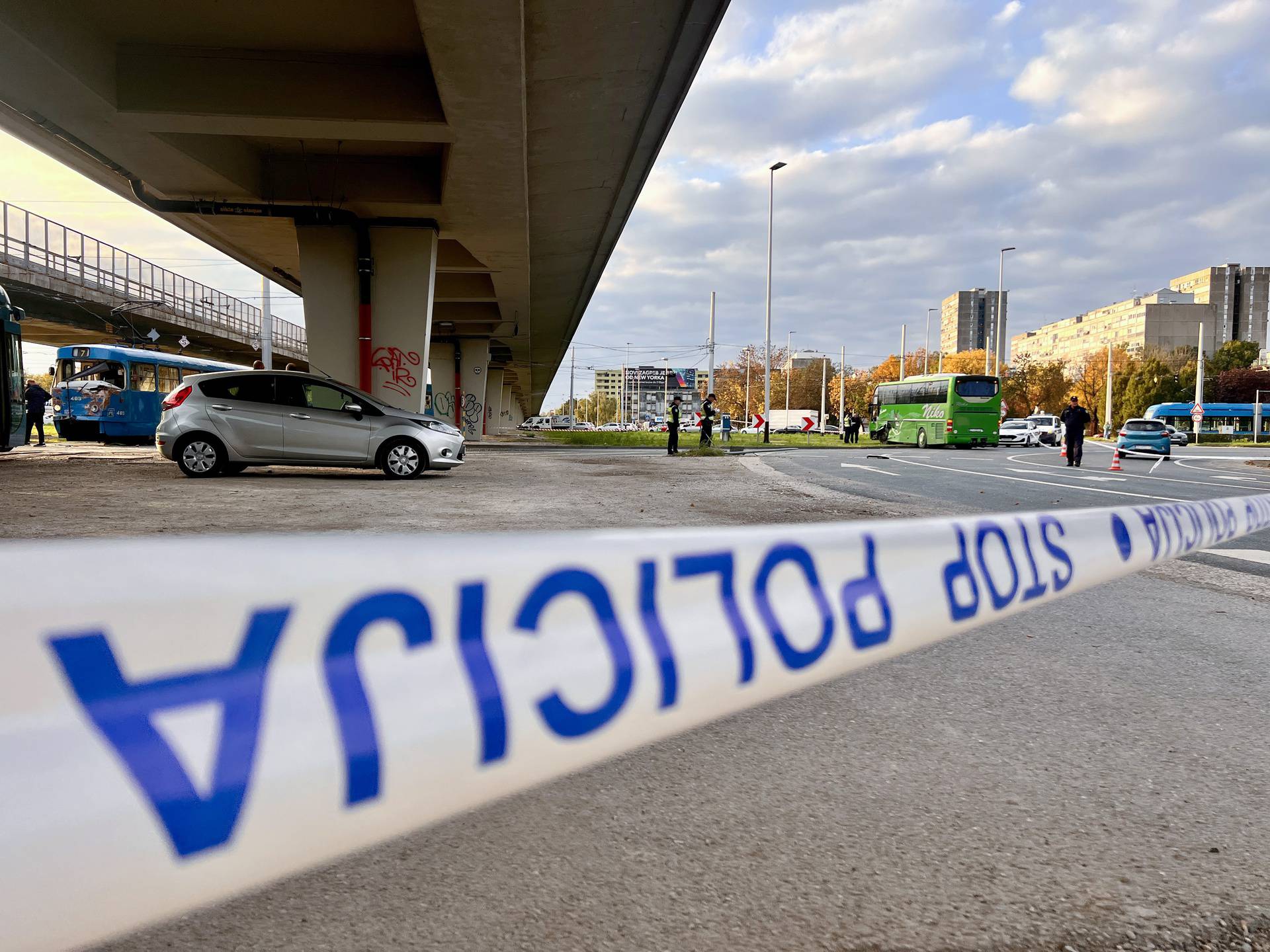 Jedna osoba poginula u sudaru tramvaja i autobusa