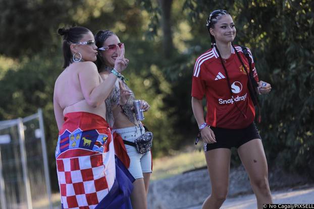 Split: Dolazak posjetitelja na stadion Park Mladeži na kojem započinje Ultra 2025.
