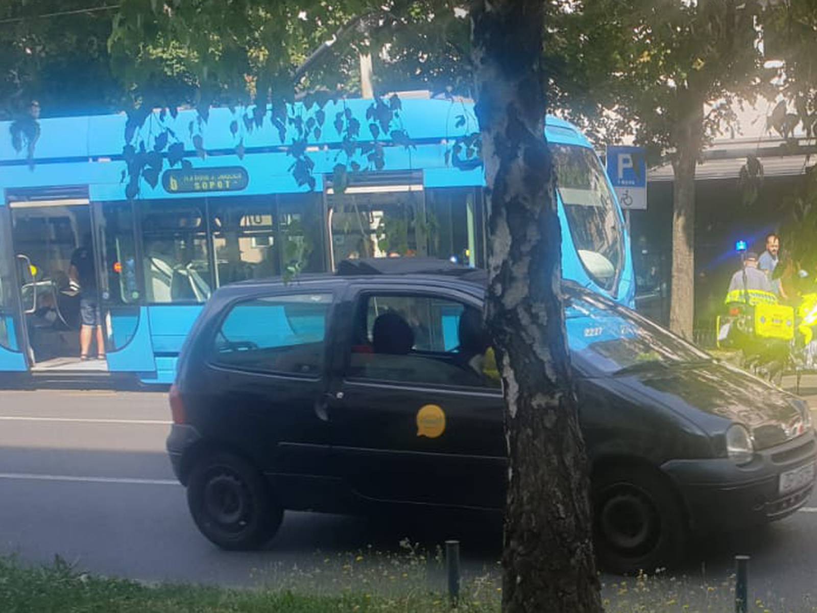 Nesreća u Zagrebu: Sudarili se taxi i tramvaj, dvoje ozlijeđeno