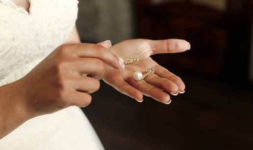 7 na&ccaron;ina kako o&ccaron;istiti nau&scaron;nice - ponovo &cacute;e zablistati kao nove