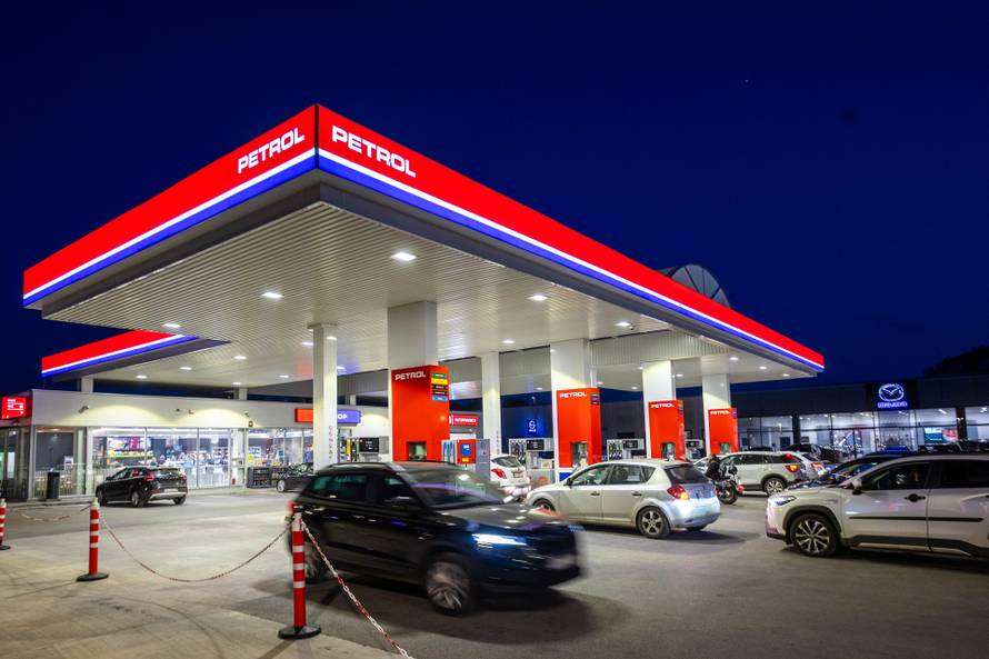 Pula: Automobili na benzinskim pumpama uoči sutrašnjeg poskupljenja benzina
