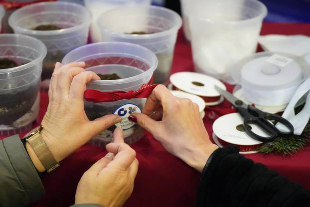 Na Obrtničkom Adventu u pasažu Matice hrvatskih obrtnika u Ilici 49, obrtnici grada Zagreba i Zagrebačke županije obilježili su blagdan Svete Lucije tradicionalnim sijanjem pšenice.