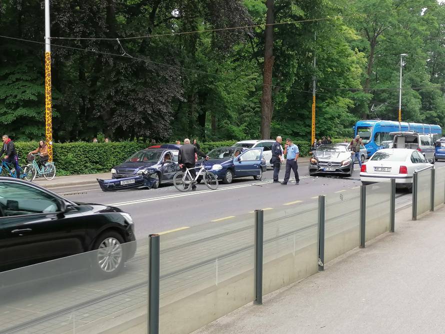 Lančani sudar četiri vozila u Zagrebu: 'Pretjecao je prugom'