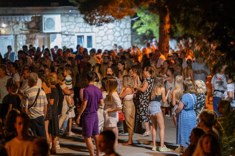 Zaton: Zatonsko ljeto,  koncert Maje  Suput