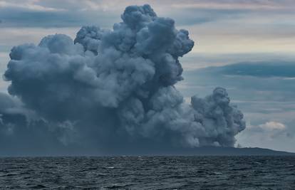 Indonezijski vulkan Anak Krakatoa počeo erumpirati, izbacuje goleme oblake pepela