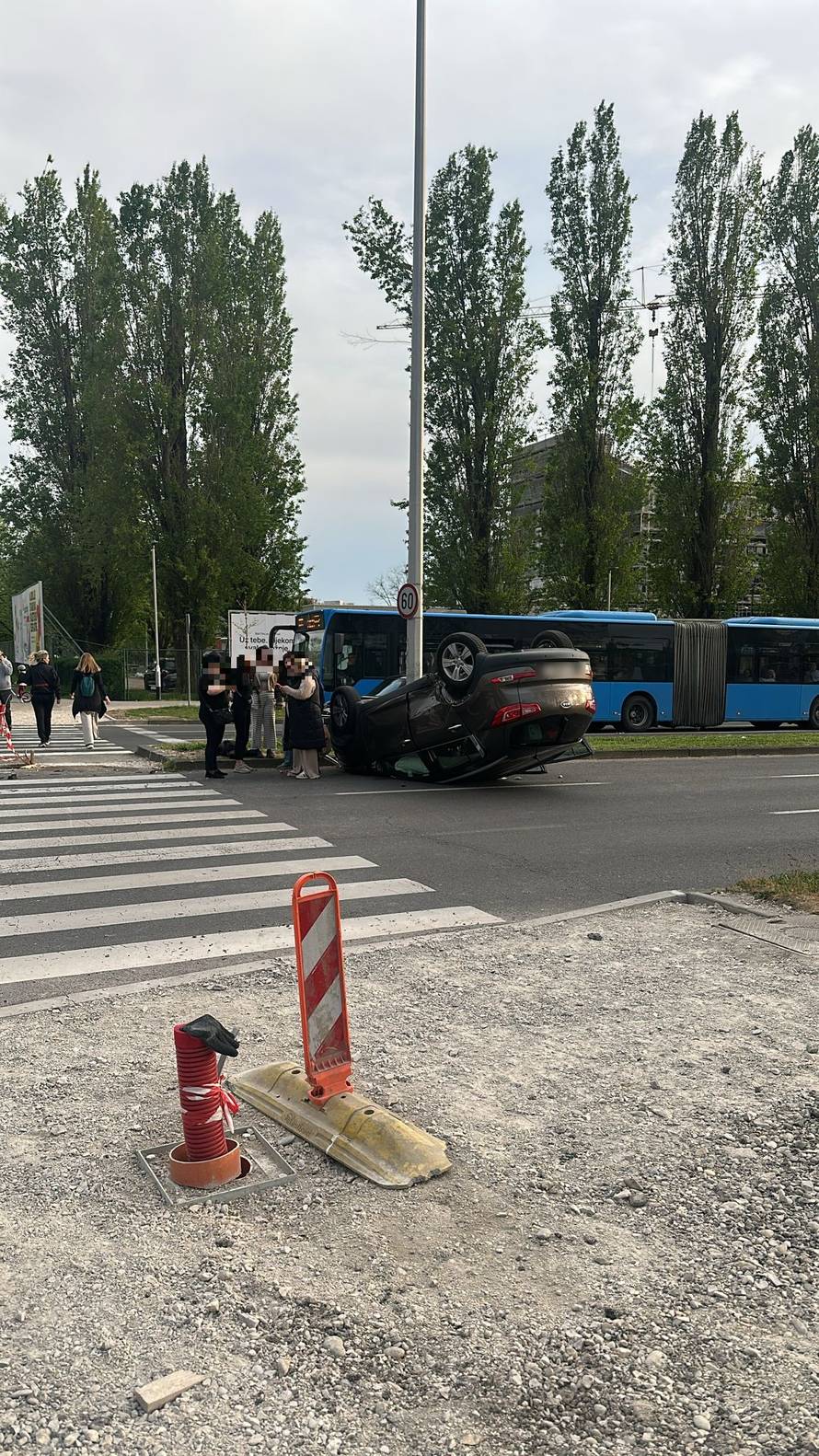 FOTO Automobil završio na krovu u Zagrebu! Dvoje ljudi ozlijeđeno u prometnoj nesreći