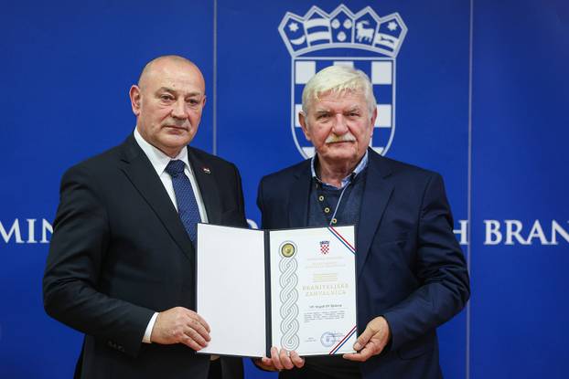 Zagreb: Ministar Tomo Medved uru?io je braniteljske zahvalnice postrojbama iz Domovinskog rata