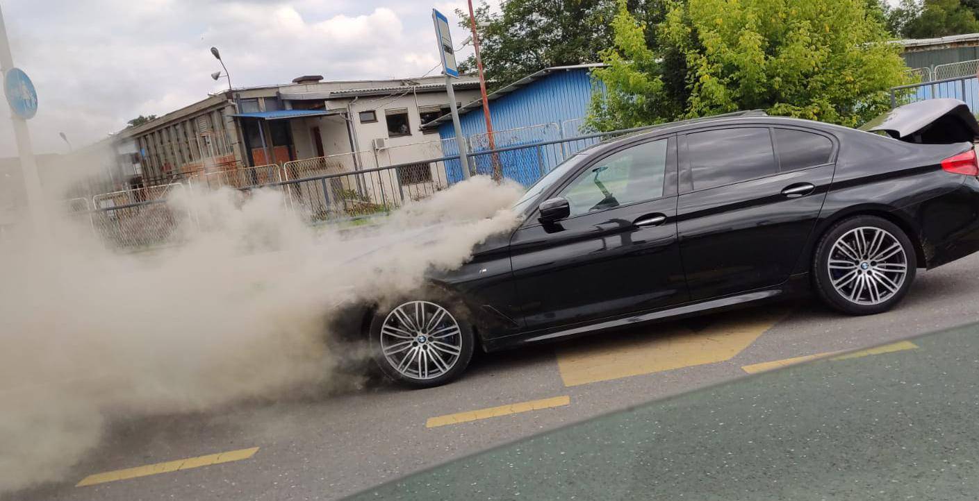 Gorio BMW na Radničkoj, gasili su ga građani prije vatrogasaca