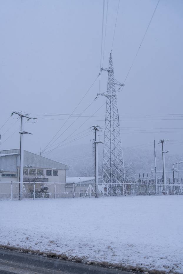 Otočac: Zbog mokrog snijega koji pada dio Like ostao bez struje