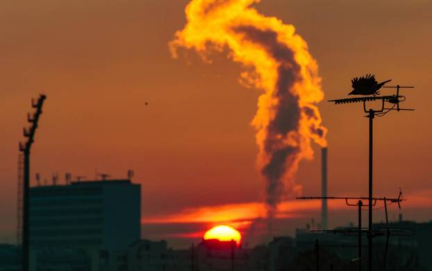Prve zrake sunca uz dim iz toplane i već budne ptice
