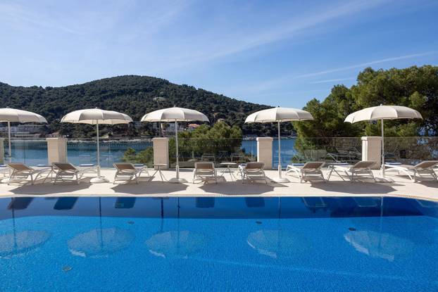 FOTO Hotel u Dubrovniku ima koktel bar u stijeni nad morem!