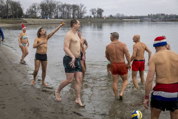 Osijek: Tradicionalno kupanje i picigin u rijeci Dravi
