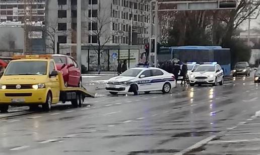 Udario je u policijski auto s upaljenim sirenama i rotirkama