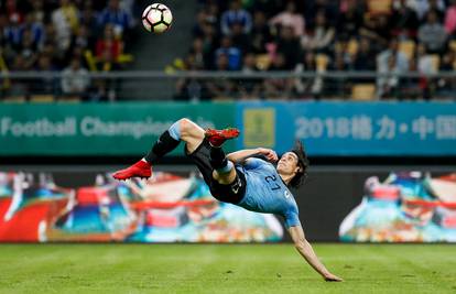 Majko mila, kao na - videoigri! Cavani Česima sprašio škarice