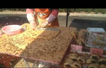 U Kini jedu - pčele: Tisuće ih dođe na običan komad slastice