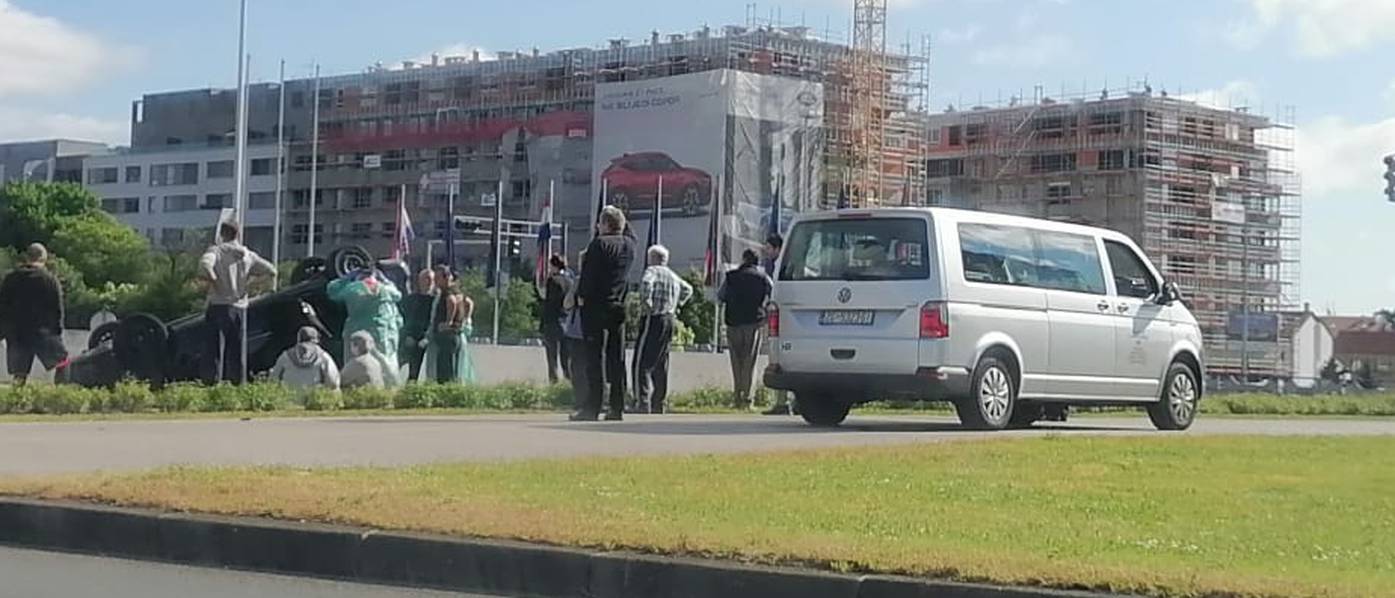 Teška nesreća u Zagrebu: Auto na krovu, troje ljudi ozlijeđeno