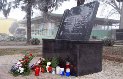 Borovo Selo: Vandali prolili vosak po spomeniku borcima
