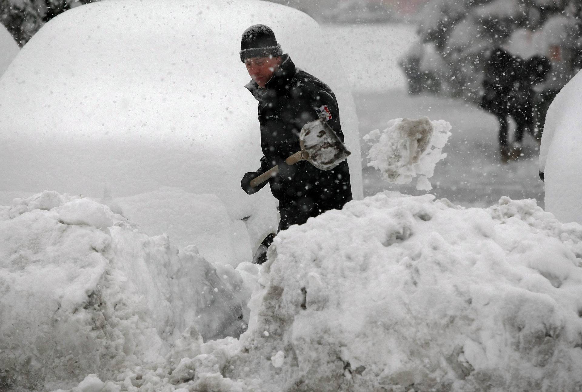 ARHIVA - Zagreb: Gra?ani zapo?eli dan ?iš?enjem automobila od snijega
