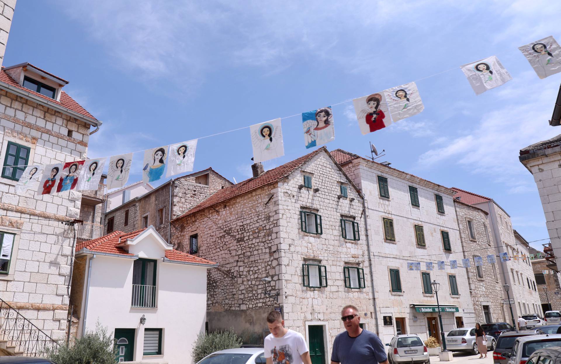 Vesna je okitila Imotski s više od 600 anđela: Sve je ručni rad