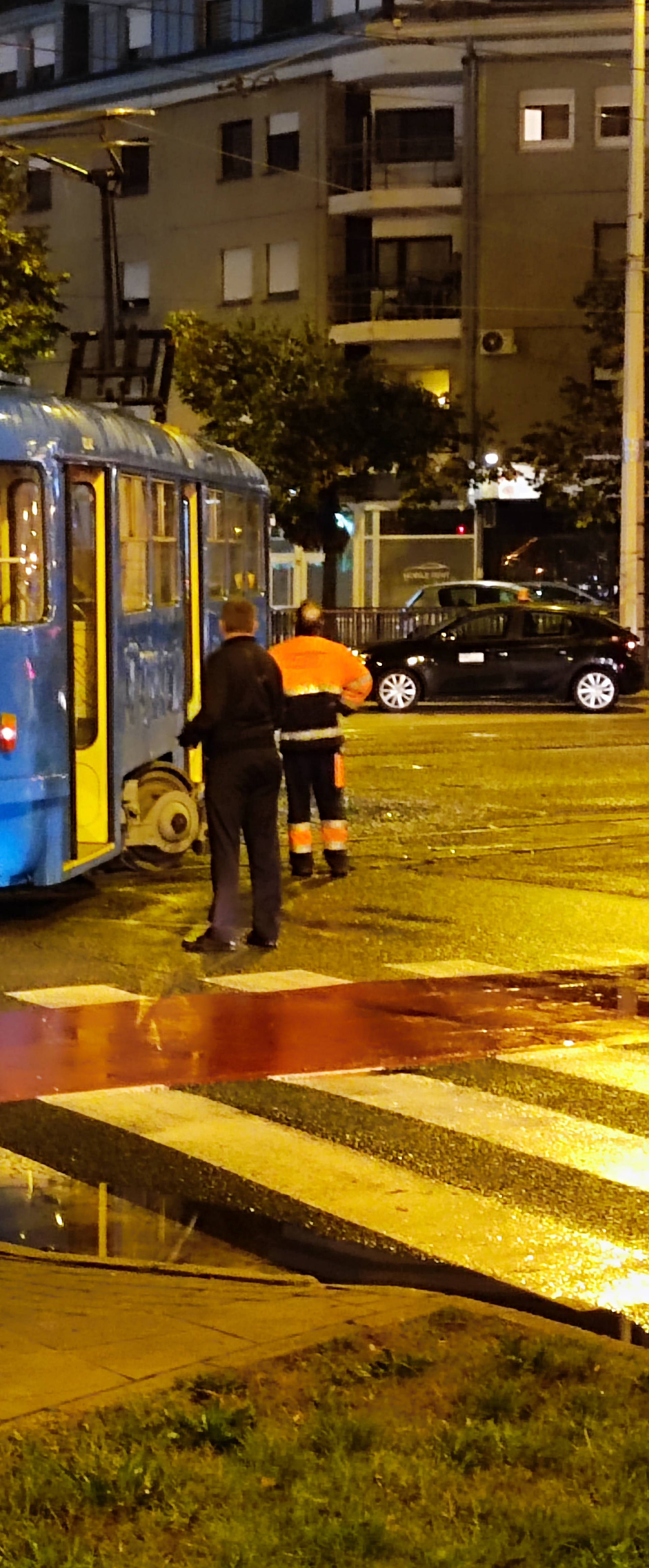 FOTO Jutarnji kaos u Zagrebu: U sudaru autobusa i tramvaja u Dupcu ozlijeđena su dva vozača