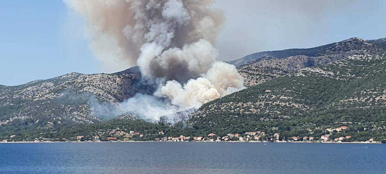 Gori na Pelješcu: Stigli kanaderi