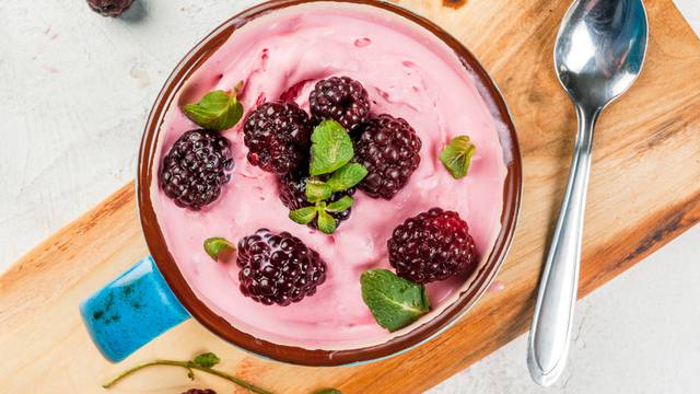 Ledeni voćni jogurt: Mališani ga vole, a gotov je za dvije minute