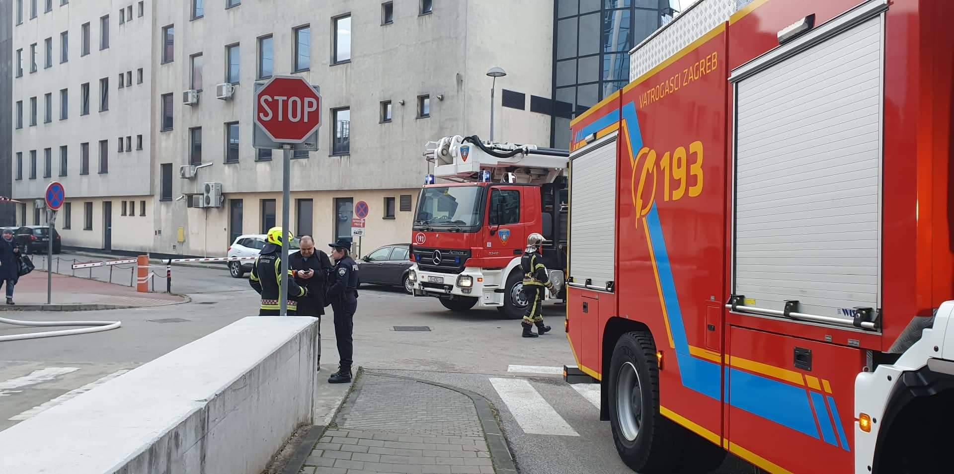 Gorjelo je vozilo u podzemnoj garaži: Vatrogasci ugasili požar