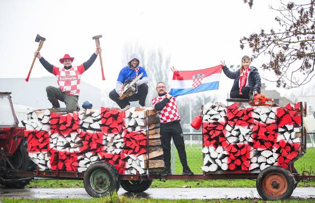 Navijači iz Gradne obojali su drva za ogrjev u crveno bijelu boju