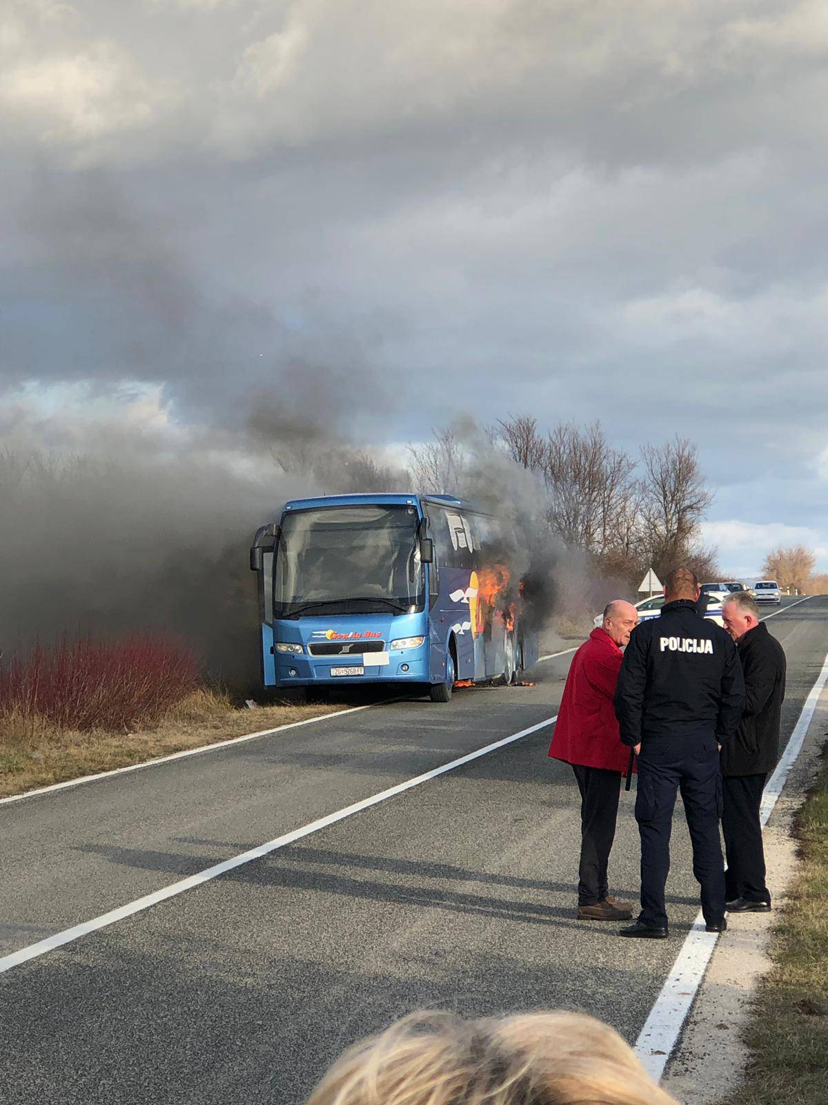 Drama kod Zadra: Putovali za Zagreb pa se zapalio autobus