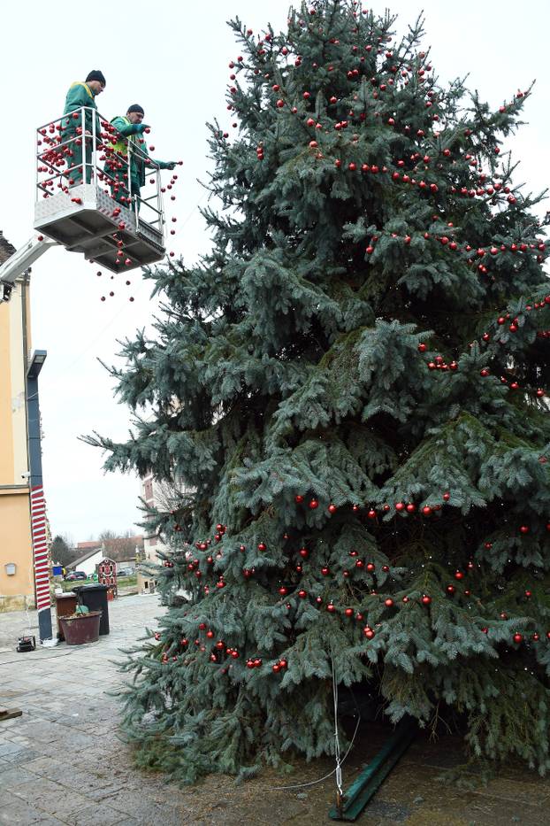 Sisak: Ukrašavanje božićnog drveta u središtu grada