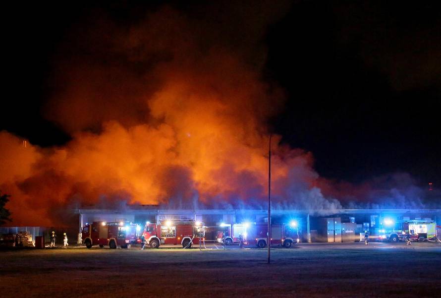 Zagreb: Oko 30 vatrogasaca bori se s požarom koji je buknuo na Žitnjaku