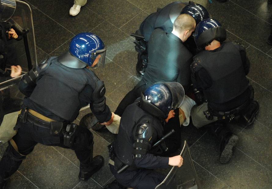 Tukli se policija i prosvjednici, priveli Pernara i još troje ljudi 