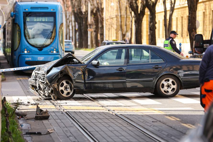 Zagreb: Na križanju Ilice i Ulice Ivana Cankara sudarili su se osobno i policijsko vozilo