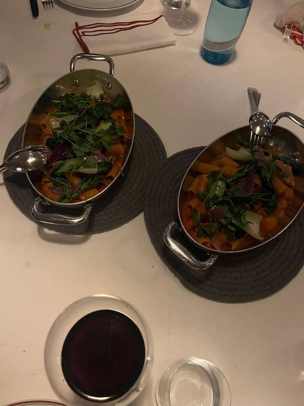 FOTO Skijanje, fina hrana i jako kratka haljinica: Evo kako se Severina provodi u Austriji