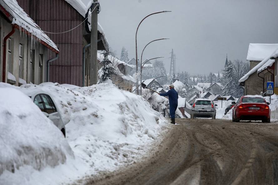 Snijegom zametena Ravna Gora
