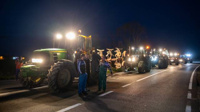 Novi prosvjedni punkt u Lipovcu: Okupilo se desetak traktora i dvadesetak prosvjednika